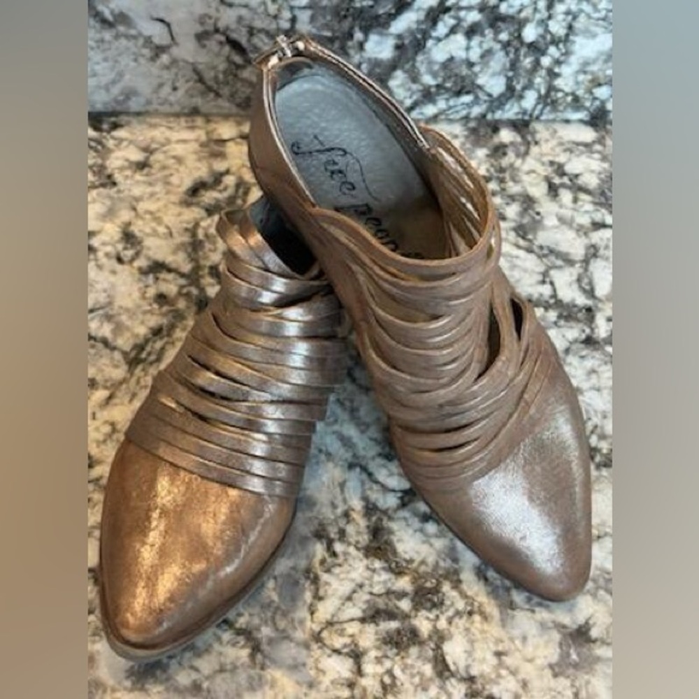 Free People Lost Valley Booties
Metallic Bronze Italian Leather
size 39/8.5 - Picture 8 of 15